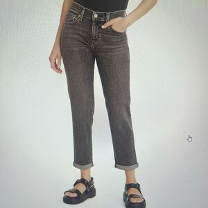 Woman’s Levi’s boyfriend jeans size 27